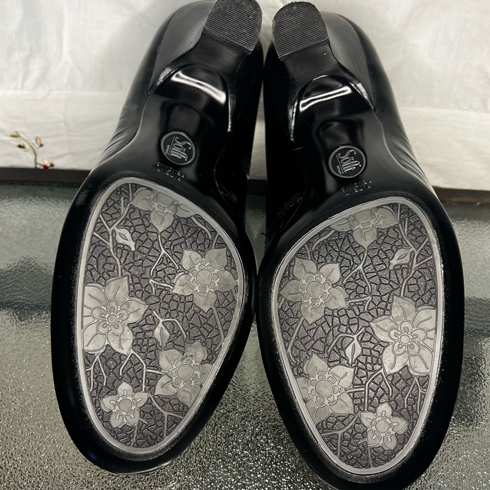 Like New!! Sofft Women's Black Pumps - Picture 6 of 8
